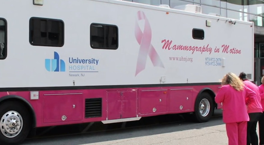Bus móvil que ofrece servicios completos de mamografía y radiología en Newark