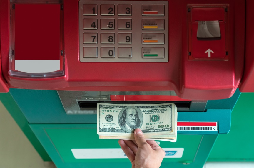 Asaltante Armado Obliga a Hombre de Nueva Jersey a Retirar $1,000 de un Cajero Automático